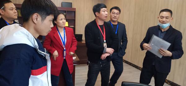 正在进行业务沟通的工作人员